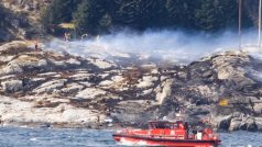 Záchranáři na místě pádu vrtulníku na norském ostrově Turöy pátrají po pohřešovaných