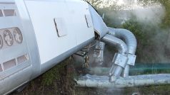 Havarovaný autobus v pátek vážně poničil horkovod, který zásobuje teplem a teplovou vodou  nedaleký Klášterec nad Ohří