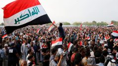 Irák. Demonstrující stoupenci šíitského duchovního Muktadá Sadra
