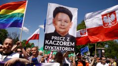 Protivládní demonstrace ve Varšavě. Muž drží plakát, na němž je lídr strany Právo a spravedlnost  Jaroslaw Kaczynski vyobrazený tak, že připomíná severokorejského diktátora Kim Čong-una
