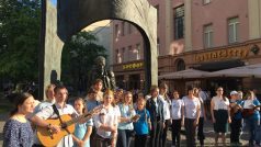 Oslavy nedožitých 92. narozenin zpívajícího básníka Bulata Okudžavy na dvorku na moskevském Arbatu