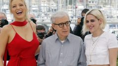 Zleva herečka Blake Lively, režisér Woody Allen a herečka Kristen Stewart