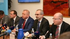 Premiér Sobotka s ministrem vnitra Chovancem představili první návrhy auditu národní bezpečnosti