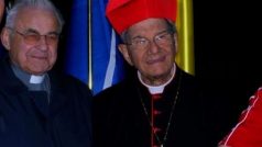 Titulární arcibiskup a kardinál Giovanni Coppa s Kardinálem Miloslavem Vlkem (archivní foto)