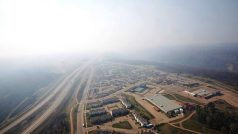 Kanada dál bojuje s rozsáhlými požáry, nad oblastí u města Fort McMurray se drží mohutný dým, který znemožňuje záchranné práce
