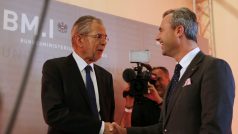 Souboj mezi rakouskými prezidentskými kandidáty Alexanderem Van der Bellenem a Norbertem Hoferem je velmi těsný