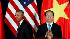 Americký prezident Barack Obama (vlevo) na tiskové konferenci s vietnamským kolegou Tran Dai Quangem