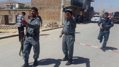 Afghánští policisté hlídkují u místa sebevražedného atentátu