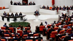 Nový turecký premiér Binali Yildirim čte programové prohlášení jeho vlády v parlamentu