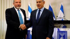 Vůdce strany Izrael je náš domov Avigdor Lieberman podepsal koaliční dohodu s izraelským premiérem Benjaminem Netanjahuem