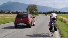 Máte-li z těsně míjejících aut strach, vybavte své kolo reflexní plácačkou. Dáte tím řidičům na vědomí, že při předjíždění vyžadujete dostatečný odstup