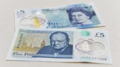 Nová plastová pětilibrová bankovka nese portrét Winstona Churchilla
