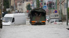 Vojenské vozidlo v zatopených ulicích na předměstí Villeneuve-Triage u Paříže