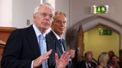 Bývalí britští premiéři John Major a Tony Bair v rámci své kampaně proti brexitu v severoirském Londonderry