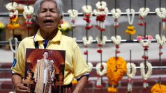 Thajec při oslavách  70. výročí nástupu Rámy IX. na trůn drží králův portrét