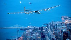 Letoun Solar Impulse 2 přeletěl Spojené státy. Na snímku z 23. dubna letí nad San Franciscem