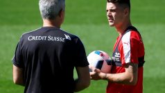 Granit Xhaka (vpravo) s trenérem švýcarské fotbalové reprezentace Vladimirem Petkovićem