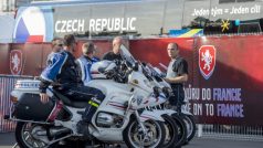 Francouzská policie (na snímku z 9. června) dohlíží na bezpečnost českého fotbalového týmu v Tours v rámci mistrovství Evropy