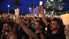 Pietním shromážděním pod širým nebem si Orlando připomnělo oběti útoku, při kterém o víkendu zahynulo 49 lidí