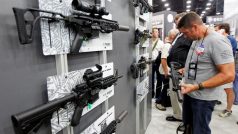 Zbraně, jako je Sig Sauer AR 15, lze v USA koupit v běžném obchodě s licencí