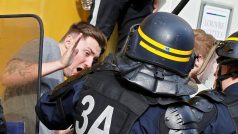 Fotbalové chuligány v Lille rozháněla pořádková policie i pomocí slzného plynu