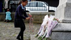 Školačka v Birstallu uctívá květinami památku zavražděné labouristické poslankyně Jo Coxové