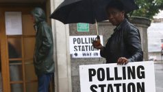 Britové hlasují v referendu, které rozhodne o setrvání země v Evropské unii