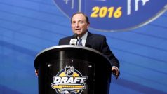 Hlavní komisař NHL Gary Bettman během letošního draftu v Buffalu