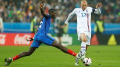 Islanďan Eidur Gudjohnsen v akci s Francouzem Paulem Pogbou