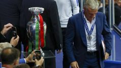 Před osmnácti lety po finále mistrovství světa zvedl Didier Deschamps na Stade de France pohár nad hlavu. Letos coby kouč kolem trofeje pro vítěze evropského šampionátu jen prošel