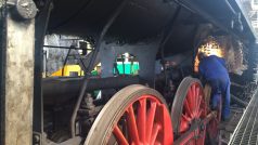 Technici opravují kotel legendární lokomotivy Šlechtičny