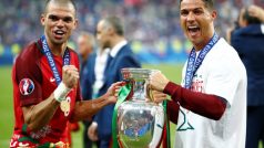Pepe a Cristiano Ronaldo s pohárem pro mistry Evropy