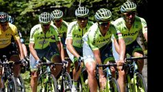 Tým Tinkoff v pelotonu Tour de France