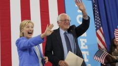 Bernie Sanders veřejně podpořil svou bývalou soupeřku Hillary Clintonovou v boji o Bílý dům
