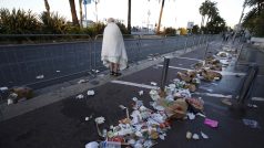 Muž se prochází po ulici v Nice, kde útočník najel kamionem do lidí