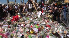 Květiny položené k uctění památky obětí na místě útoku v Nice