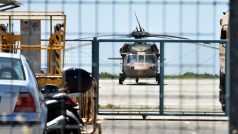 Turecká vojenská helikoptéra, ve které do Řecka uprchlo osm tureckých vojáků