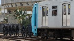 Speciální jednotka se při cvičení přibližuje k vlaku s teroristy