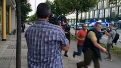 Lidé při útěku z nákupního střediska v Mnichově, kde útočník zastřelil několik lidí