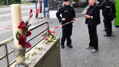 K uzavřené stanici metra poblíž místa pátečního útoku v Mnichově přinášejí lidé květiny