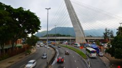 Nové metro v Riu de Janeiru. Každá souprava metra, která pojede i po tomto mostě, by měla znamenat o 1000 aut v ulicích méně