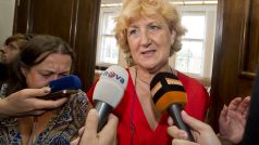 Věra Marešová hovoří s novináři, poté co ji vrchní soud  pravomocně zprostil viny z vražd šesti pacientů