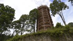 Středověké lešení zahalilo věž Jakobínku na hradě Rožmberk