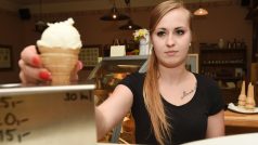 Cukrárna v Lošticích vyrobila tvarůžkovou zmrzlinu jako první na světě