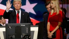 Paul Manafort hovoří s dcerou Donalda Trumpa na sjezdu republikánů v Clevelandu