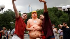 Američané se fotí s nahou sochou Donalda Trumpa v New Yorku