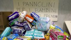 Balíky dětských plen v tělocvičně v italském Amatrice, kde nocovali lidé, jež zemětřesení připravilo o střechu nad hlavou