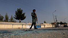 Afghánský policista hlídkuje v Kábulu po útoku na místní americkou univerzitu