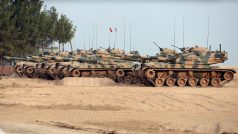 Turecké tanky rozmístěné v Karkamisu blízko syrských hranic