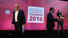 Současný vůdce britských labouristů Jeremy Corbyn a poslanec Owen Smith, který se také uchází o post předsedy
